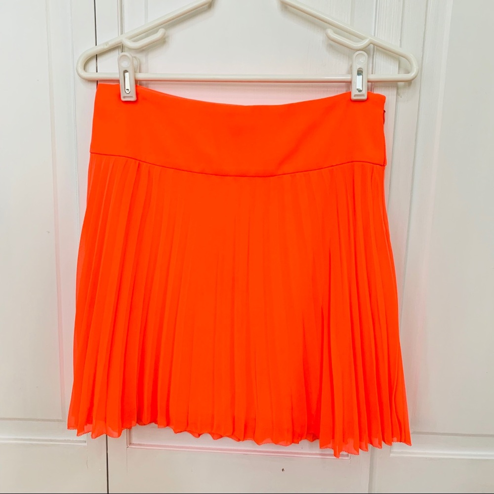 Express pleated fun skirt